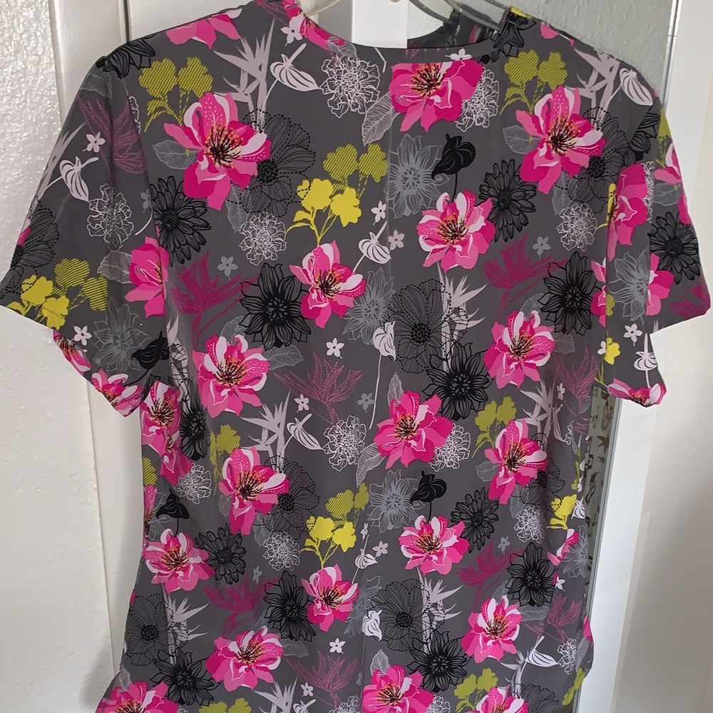 Floral V-Neck Short Sleeve Scrub Top - Picture 7 of 7